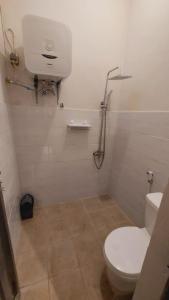 een badkamer met toilet en douche bij Agni Homestay in Timuran