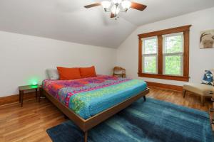 Postel nebo postele na pokoji v ubytování Sparkling 3BR Remodeled Walk to Campus Short North