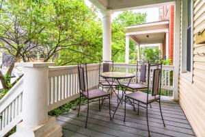 Balkón nebo terasa v ubytování Sparkling 3BR Remodeled Walk to Campus Short North + 39 fotografií