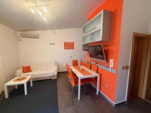 TV a/nebo společenská místnost v ubytování Apartment Adriana