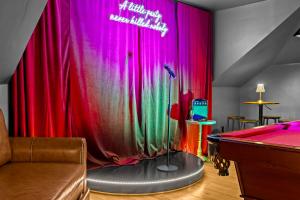 Χώρος καθιστικού στο Gatsby House Mansion w Game Lounge & Hot Tub