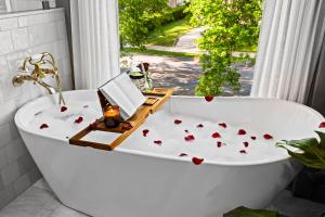 Φωτογραφία από το άλμπουμ του Gatsby House Mansion w Game Lounge & Hot Tub σε Louisville