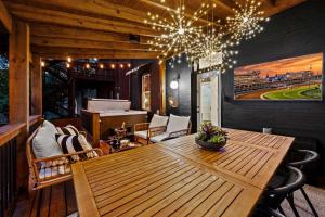 Χώρος καθιστικού στο Gatsby House Mansion w Game Lounge & Hot Tub