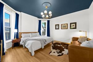 Ένα ή περισσότερα κρεβάτια σε δωμάτιο στο Gatsby House Mansion w Game Lounge & Hot Tub +138 φωτογραφίες