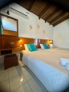 una camera da letto con un letto grande e uno specchio di Dionysos Studios a Laganas
