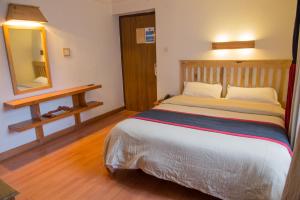 Tempat tidur dalam kamar di Hotel Ganesh Himal