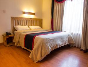 Tempat tidur dalam kamar di Hotel Ganesh Himal