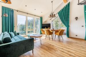 una sala de estar con un sofá y una mesa en DearDeer apartmán s terasou, en Železná Ruda