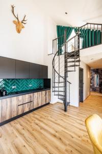 escalera de caracol en una sala de estar con escalera en DearDeer apartmán s terasou, en Železná Ruda