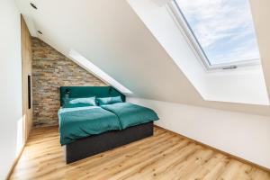 un dormitorio con una cama y una ventana en DearDeer apartmán s terasou, en Železná Ruda