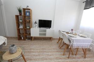 TV a/nebo společenská místnost v ubytování R-5080 La Mata Apartment