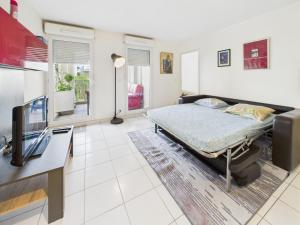 Μια τηλεόραση ή/και κέντρο ψυχαγωγίας στο CosyHome in Paris, gare et terrasse