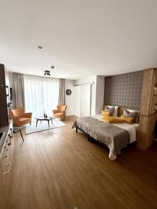 CollombeyにあるAlp Art Hotel Montheyの大きなベッドとリビングルームのある寝室 +37枚の写真