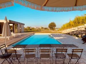 Bazén v ubytování Rêver - Glamping and Villa nebo v jeho okolí