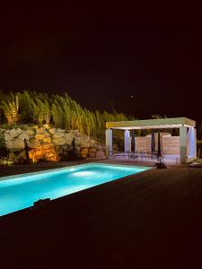Bazén v ubytování Rêver - Glamping and Villa nebo v jeho okolí