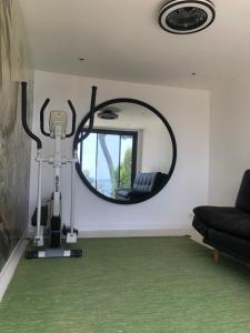 a room with a mirror and a green carpet at Villa Kalliopé - Vue mer - new in Hyères