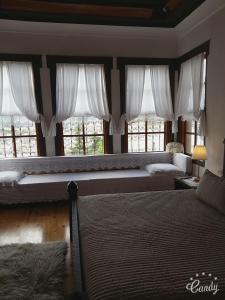 Postel nebo postele na pokoji v ubytování Hotel Gjirokastra