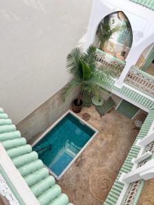 Bazén v ubytování Riad Chic nebo v jeho okolí