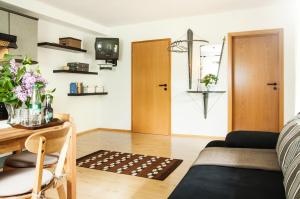 ein Wohnzimmer mit einem Tisch und einer Tür in der Unterkunft Ferienwohnungen Grimm in Nennslingen
