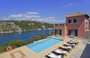 una casa con piscina junto a un lago en Villa Constantina Meganisi, en Meganisi