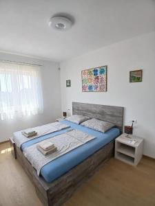 Ένα ή περισσότερα κρεβάτια σε δωμάτιο στο Omega Apartments