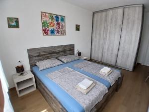 Ένα ή περισσότερα κρεβάτια σε δωμάτιο στο Omega Apartments