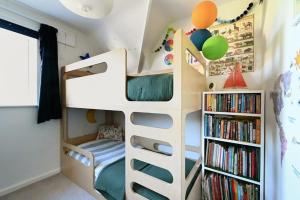 Cherry HintonにあるThe Avenueの子供用ベッドルーム(二段ベッド1組、本棚付)