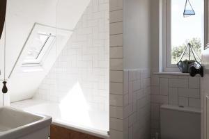 Cherry HintonにあるThe Avenueの洗面台と窓のある白いバスルーム +14枚の写真