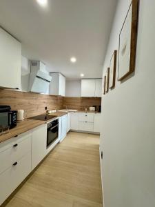 Køkken eller tekøkken på Modern Apt by Beach & Old Town with pool