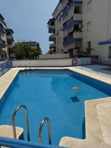 Swimmingpoolen hos eller tæt på Modern Apt by Beach & Old Town with pool