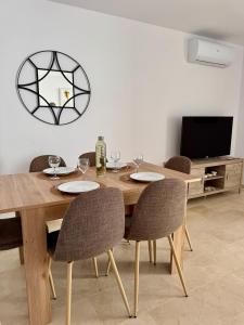 Et tv og/eller underholdning på Modern Apt by Beach & Old Town with pool + 25 billeder