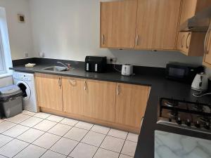 Η κουζίνα ή μικρή κουζίνα στο Rushden HUGE 6 Bed house with driveway