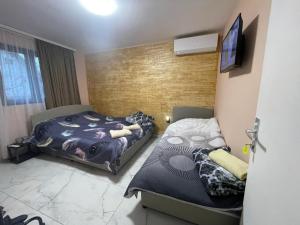 Postel nebo postele na pokoji v ubytování Zikin dom