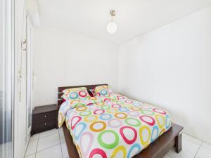 Ένα ή περισσότερα κρεβάτια σε δωμάτιο στο CosyHome in Paris, gare et terrasse