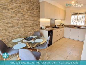 Kuchyň nebo kuchyňský kout v ubytování Villa Portina by HMR Holidays