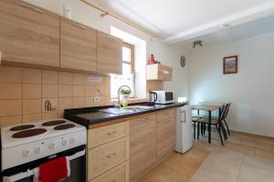 Kuchyň nebo kuchyňský kout v ubytování ROSE COTTAGE (sleeps 4) + 14 fotografií
