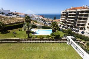 una imagen de una villa con piscina en Apartamento Ouriço by ACasaDasCasas, en Ericeira