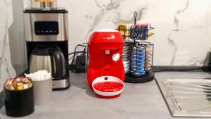 a red blender sitting on top of a kitchen counter at Gemütliche Ferienwohnung Berlin für 9 Personen in Berlin +50 photos