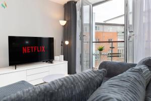 Una sala de estar con dos sofás y un televisor. en Quayside Stay, en Gateshead