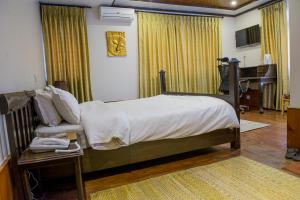 Tempat tidur dalam kamar di Hotel Ganesh Himal