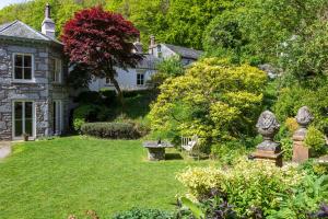 a garden in front of a house at Haverbrack Country House in Beetham
