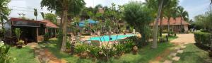Bazén v ubytování Lanta Seafront Resort nebo v jeho okolí
