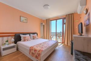 Postel nebo postele na pokoji v ubytování Morski Briag Hotel