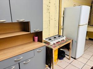 une cuisine avec une cuisinière et un réfrigérateur dans l'établissement Arianas Place 2, à Huehuetenango 11 autres photos