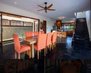 ein Esszimmer mit orangefarbenen Stühlen und einem Holztisch in der Unterkunft Enchanting Canggu Villa in Tumbak Bayuh