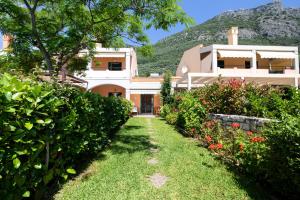 a house with a garden and a mountain in the background at Casa Solea in Barbati