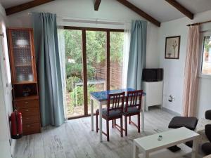 una sala de estar con una mesa y sillas en Casa Yuxiao rincón de tranquilidad, en Cádiz