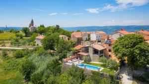 una vista aérea de una casa con piscina en Villa Zamask by Villas Holiday, en Pazin
