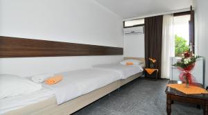 Postel nebo postele na pokoji v ubytování Hotel Kamelija