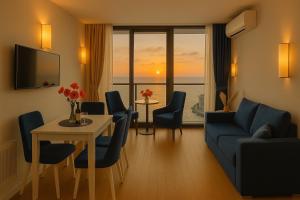 Posezení v ubytování PANORAMA Orbi City Center Suite Sea View + 37 fotografií
